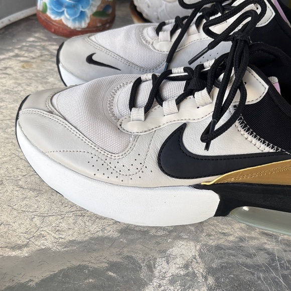 Nike Black and White Athletic Shoes - Picture 6 of 8